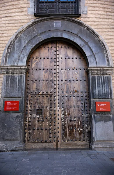 Входная Дверь Музея Пабло Гарбальо Историческая Архитектура Сарагосы Испания — стоковое фото