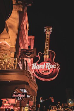 Kanada, Ontario 'daki Niagara Şelalesi caddesinde geceleri Hard Rock Cafe neon tabelası.