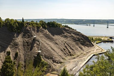 Montmorency Falls Parkı güneşli bir günde güzel manzara, Quebec, Kanada