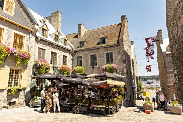 Quebec City Old Town Narrow Street People Sunny Summer Day — Fotografia de Stock