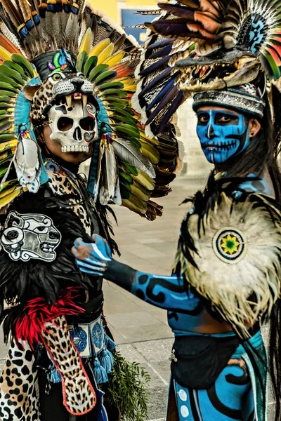 Aztec Shamans Front Cathedral Zocalo Two Man Feathered Headdress Mexico — Fotografia de Stock