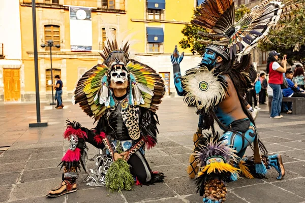 Aztec Shamans Front Cathedral Zocalo Two Man Feathered Headdress Mexico — Stock fotografie