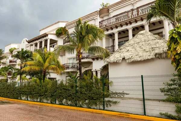 プレヤデルカルメンにビーチホテル雨の前の曇りの日にシービューヴィラ プレヤデルカルメン メキシコ — ストック写真