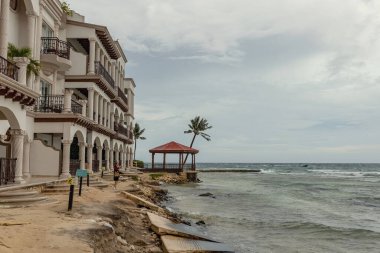 Playa del Carmen 'deki sahil oteli, yağmurdan önceki bulutlu bir günde deniz manzaralı villa, Playa del Carmen, Meksika