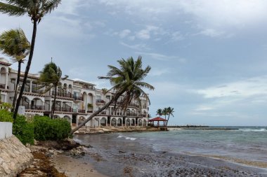 Playa del Carmen 'deki sahil oteli, yağmurdan önceki bulutlu bir günde deniz manzaralı villa, Playa del Carmen, Meksika