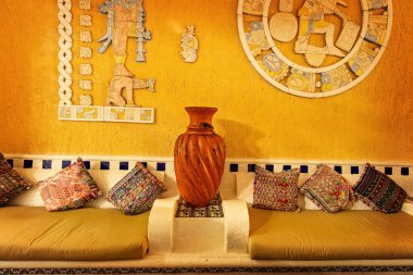 Meksika tarzı lüks otel iç mimarisi, klasik görünüm.