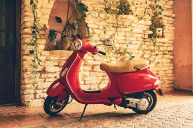 Meksika Playa del Carmen caddesinde kırmızı renkli scooter.