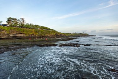 Endonezya 'daki Tanah Lot Tapınağı yakınlarındaki Bali' de gün batımı