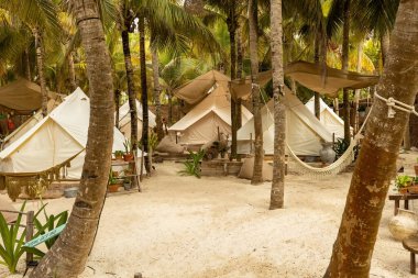 Güzel bir Meksika plaj çadırı oteli ya da pansiyonu. Ormandaki çadırlar bitkiler ve çiçeklerle süslenmiş, Tulum, Meksika