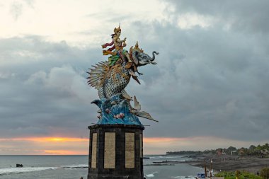 Tanrı Baruna heykeli Pererenan sahilinde gün batımında, Bali, Endonezya