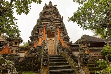 Saraswati tapınağının Ubud, Bali, Endonezya 'daki giriş manzarası