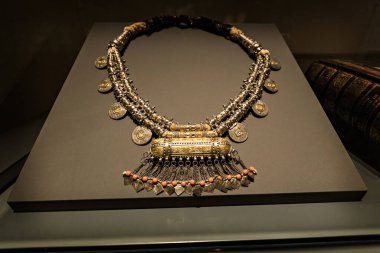 Umman, Muscat Ulusal Müzesi 'nde geleneksel Umman mücevherleri sergisi