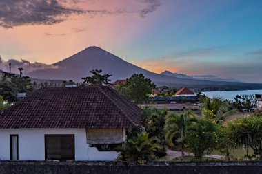 Endonezya, Bali 'deki Amed plajından Agung volkanının nefes kesici günbatımı manzarası