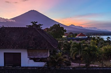 Endonezya, Bali 'deki Amed plajından Agung volkanının nefes kesici günbatımı manzarası