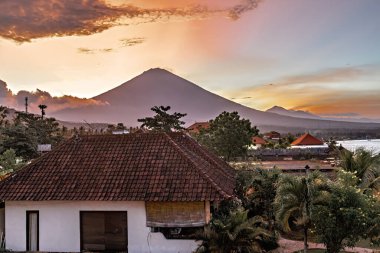 Endonezya, Bali 'deki Amed plajından Agung volkanının nefes kesici günbatımı manzarası