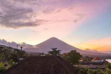 Endonezya, Bali 'deki Amed plajından Agung volkanının nefes kesici günbatımı manzarası