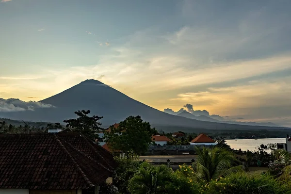 Endonezya Bali Deki Amed Plajından Agung Volkanının Nefes Kesici Günbatımı — Stok fotoğraf