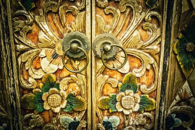 Geleneksel Ubud, Bali, Endonezya evinde Bali tarzı yeşil ahşap kapı