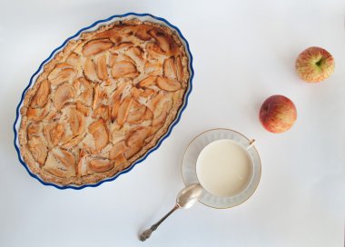 süt ile elma ve elma pasta