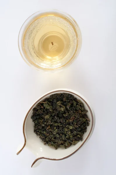 Oolong çay yaprakları bir pot ile
