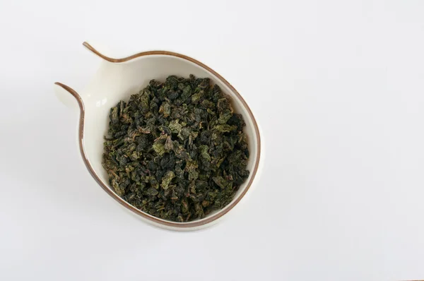 Oolong-Teeblätter in einer traditionellen Schüssel — Stockfoto