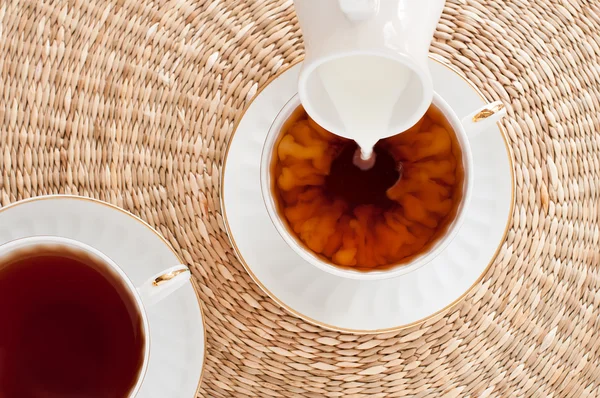 çay bir fincan dökülen süt