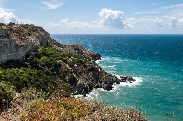 parlak güneş ışığı altında deniz kıyısı