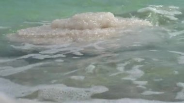 Ölü Deniz 'de tuzlu taşlar