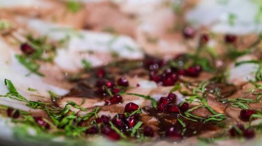 Nar tohumlu ve balzamik sirkeli Daikon turpu dilimleri.