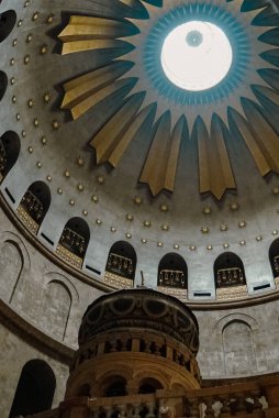  Kutsal Mezar Kilisesi 'nin duvarlarını boyuyorum.