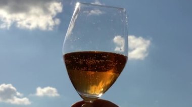 bir bardak Pembe şarap