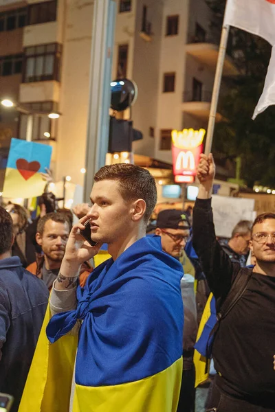 2万人がロシアの攻撃に対するウクライナの支援のためにウクライナの旗を持って行進した — ストック写真