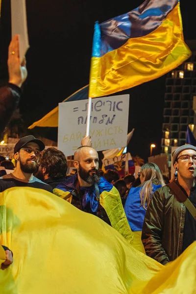 Tel Awiw Izrael 2022 Ludzie Plakatami Przeciwko Wojnie Ukrainie — Zdjęcie stockowe