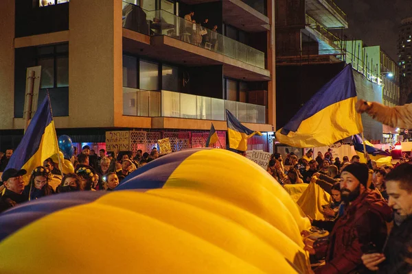 Menschen Halten Die Flagge Der Ukraine Hoch Und Protestieren Gegen — Stockfoto