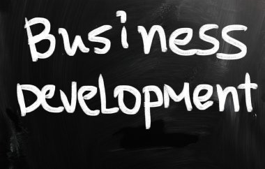 el yazısıyla yazılmış bir yazı tahtası Beyaz tebeşir ile iş fikirleri