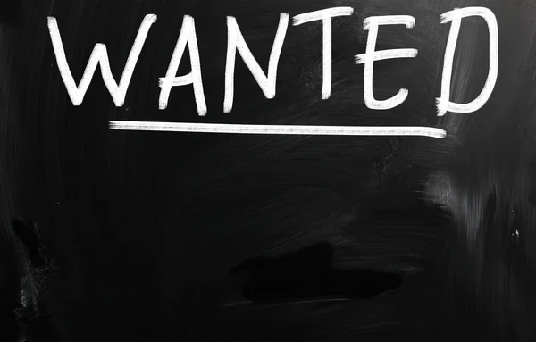 "Wanted "handskriven med vit krita på en svart tavla — Stockfoto