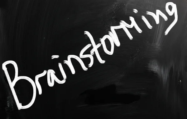 "Brainstormen "handgeschreven met wit krijt op een Blackboard — Stockfoto