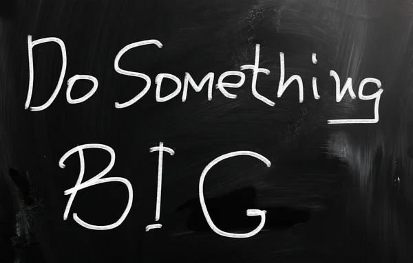 "Dělat něco velikého "vlastnoručně psaný bílou křídou na tabuli — Stock fotografie