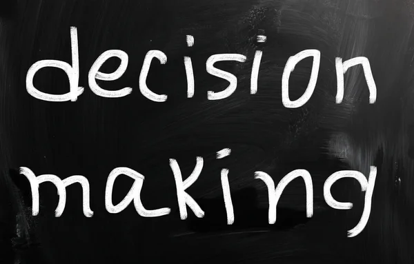 "Toma de decisiones "escrito a mano con tiza blanca en una pizarra — Foto de Stock