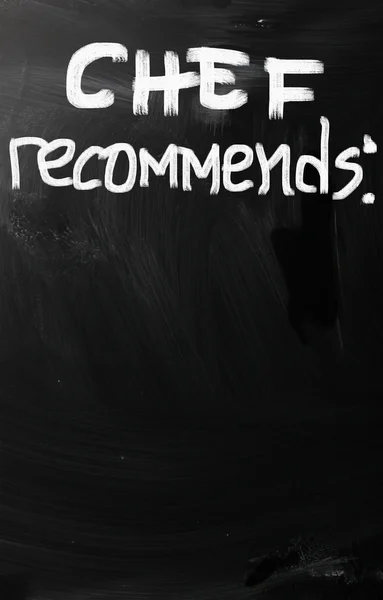 "Chef recommends" handwritten with white chalk on a blackboard — Stock Photo, Image