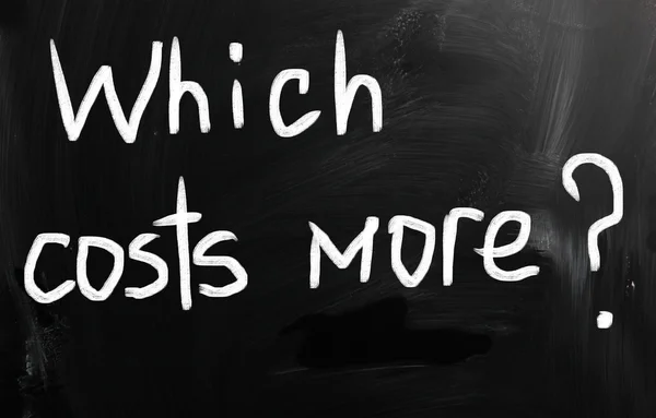 "Vilka kostar mer? "handskriven med vit krita på en svart tavla — Stockfoto