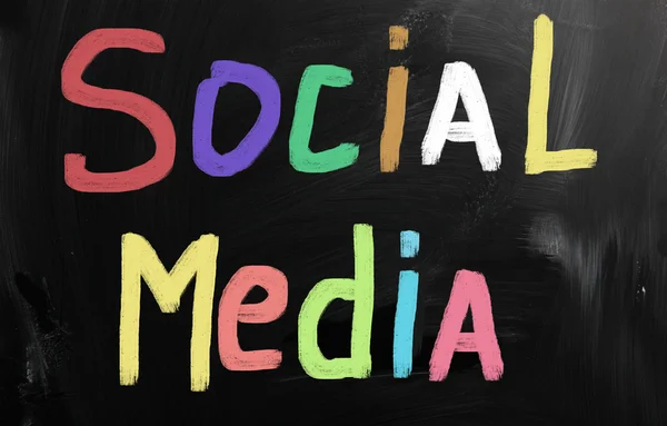 Sociala medier koncept - text för hand på en svart tavla — Stockfoto