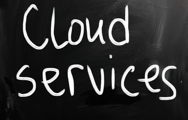 "Cloud Services ' handgeschreven met wit krijt op een Blackboard — Stockfoto