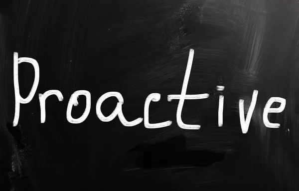 Das Wort "proaktiv", handgeschrieben mit weißer Kreide auf einem schwarzen Eber — Stockfoto