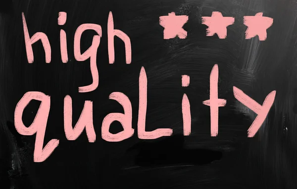 "High quality" handwritten with white chalk on a blackboard — Stock Photo, Image