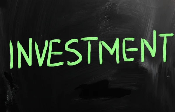 "Investering "handgeschreven met wit krijt op een Blackboard — Stockfoto