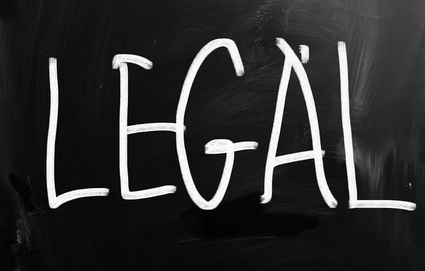 単語「法律」が黒板に白いチョークで手書き — ストック写真