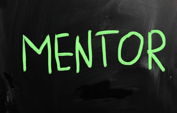 "Mentor "escrito a mano con tiza blanca en una pizarra — Foto de Stock