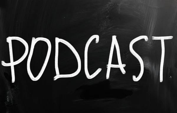 "Podcast "odręczne z białą kredą na tablicy — Zdjęcie stockowe