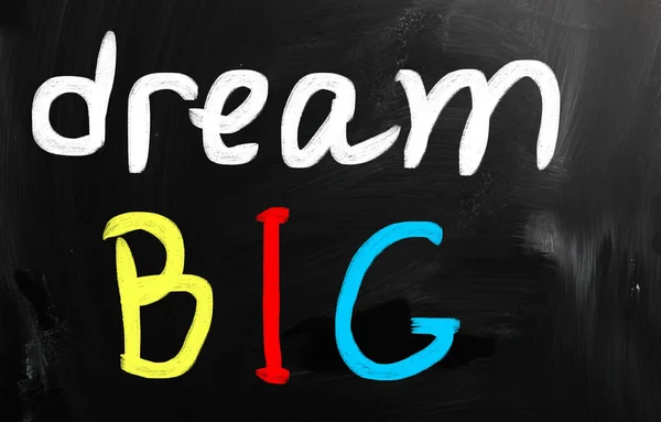 "Dream Big "handskriven med vit krita på en svart tavla — Stockfoto